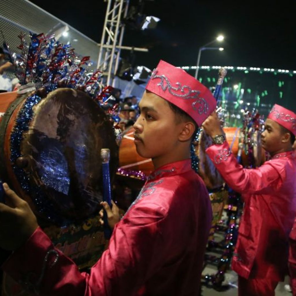 Peseta mengikuti Festival Tabuh Bedug Malam Takbiran di Jakarta International Stadium (JIS), Jakarta, Minggu (1/5/2022).  [ANTARA FOTO/Rivan Awal Lingga/nz]