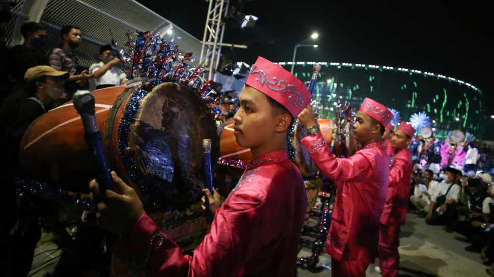 Peseta mengikuti Festival Tabuh Bedug Malam Takbiran di Jakarta International Stadium (JIS), Jakarta, Minggu (1/5/2022).  [ANTARA FOTO/Rivan Awal Lingga/nz]