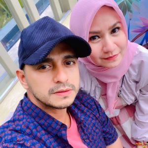Ali Zainal dan istrinya. (Instagram/@alizainal08)