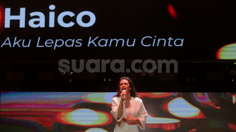 Penyanyi sekaligus pemeran Haico Van der Veken tampil dalam acara perilisan single terbarunya berjudul &quot;Aku Lepas Kamu Cinta&quot; di Holywings Gatsu Club V, Jakarta, Kamis (26/5/2022). [Suara.com/Angga Budhiyanto]