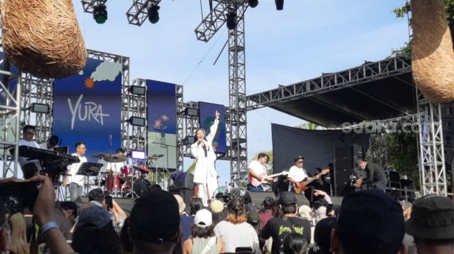 Yura Yunita tampil di Joyland Bali 2022, Sabtu (26/3/2022) [Generalvekalat.org/Evi Ariska]