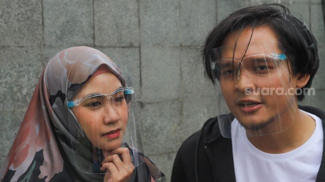 Penyanyi Anisa Rahma dan suaminya, Anandito Dwis saat ditemui di Kawasan Tandean, Jakarta Selatan, Kamis (16/7). [Generalvekalat.org/Alfian Winanto]