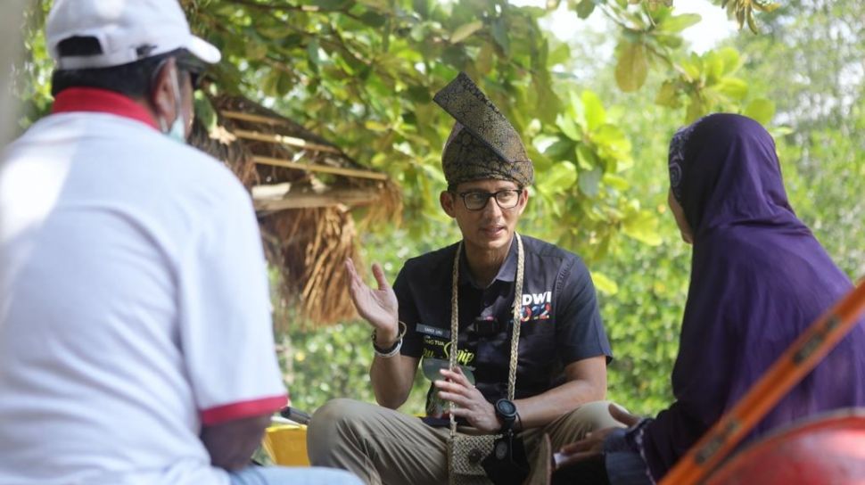Sandiaga Uno Temui Petugas Kebersihan di Desa Wisata Kampung Tua Bakau Serip