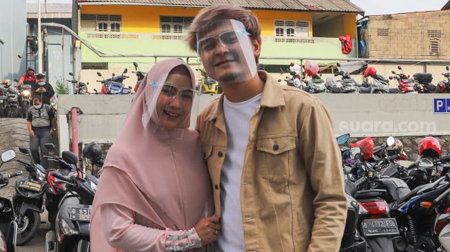 Pasangan selebriti Anisa Rahma dan Anandito Dwis berpose didepan kamera saat ditemui di Kawasan Tendean, Jakarta Selatan, Kamis (3/12). [Generalvekalat.org/Alfian Winanto]