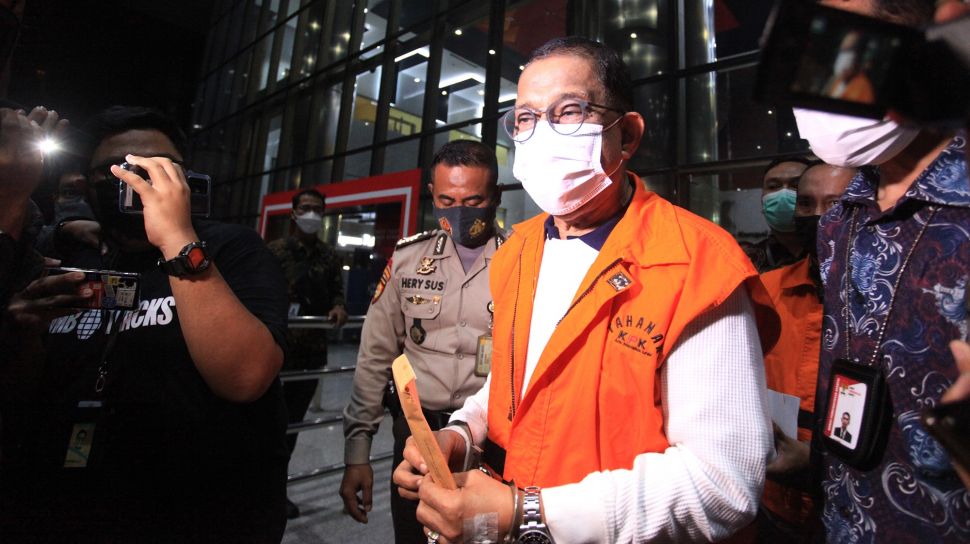 Walikota Ambon Richard Louhennapessy mengenakan rompi tahanan KPK usai menjalani pemeriksaan di Gedung KPK Merah Putih, Jakarta, Jumat (13/5/2022).  ANTARA FOTO/Reno Esnir