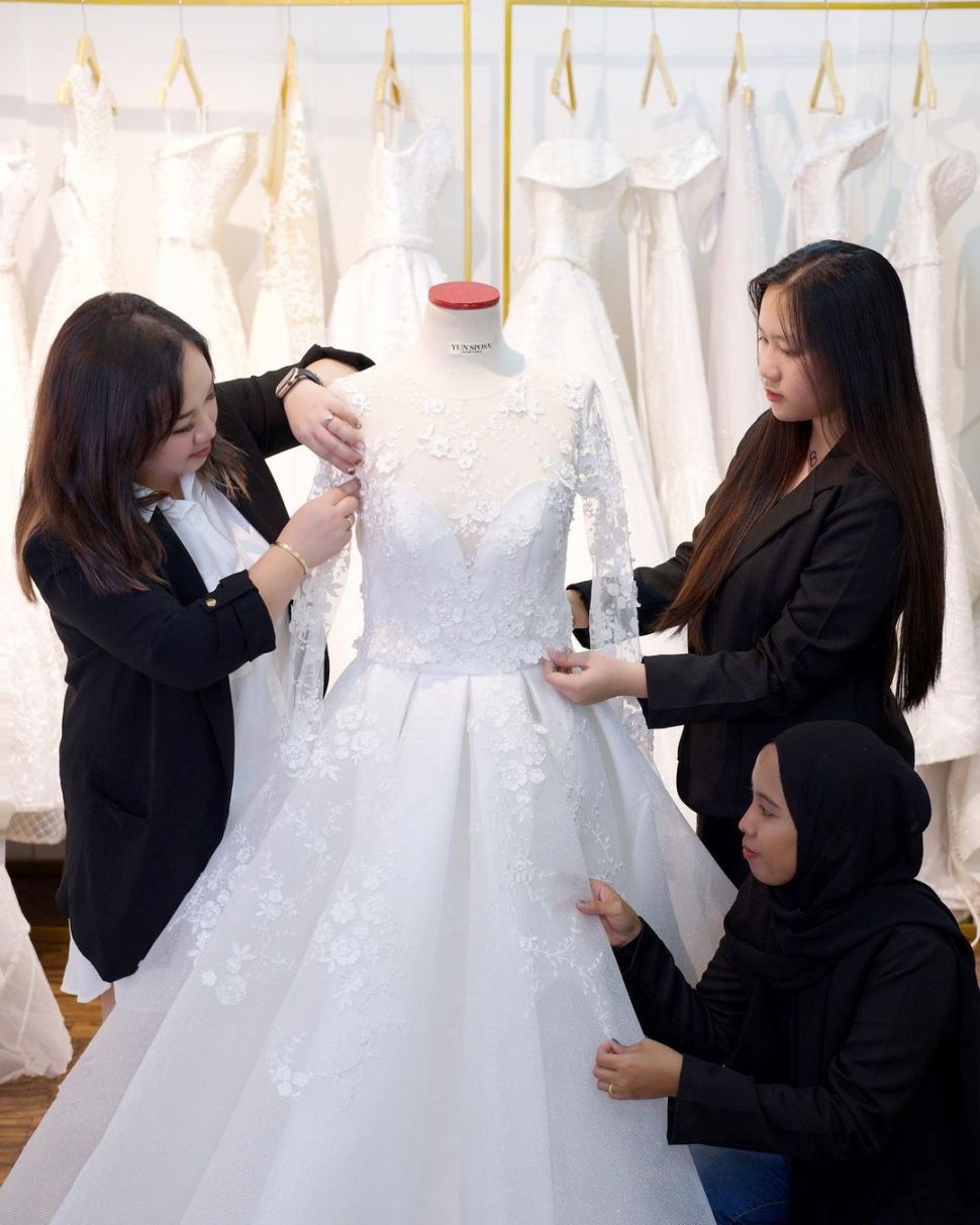 Tim dari Yunbridal tengah mengerjakan sebuah gaun pengantin. [Instagram]