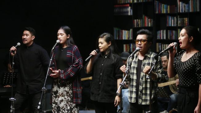 Lima penyanyi seperti Kikan, Mirabeth Sonia, Christine Tambunan, Taufan Purbo, dan Alsant Nababan melakukan latihan menyanyi untuk.Pagelaran Sabang-Merauke. [dokumentasi pribadi]
