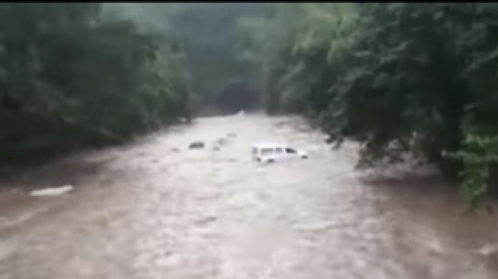 Viral! Detik-detik Mobil Ambulans Bawa Jenazah Seberangi Sungai Berair Deras, Keluarga Dan Warga Menangis Histeris