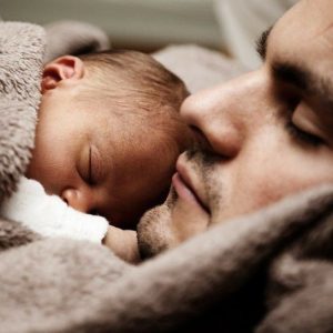 Istri Sibuk, Suami Menenangkan Bayi Menangis Caranya Bikin Ngakak