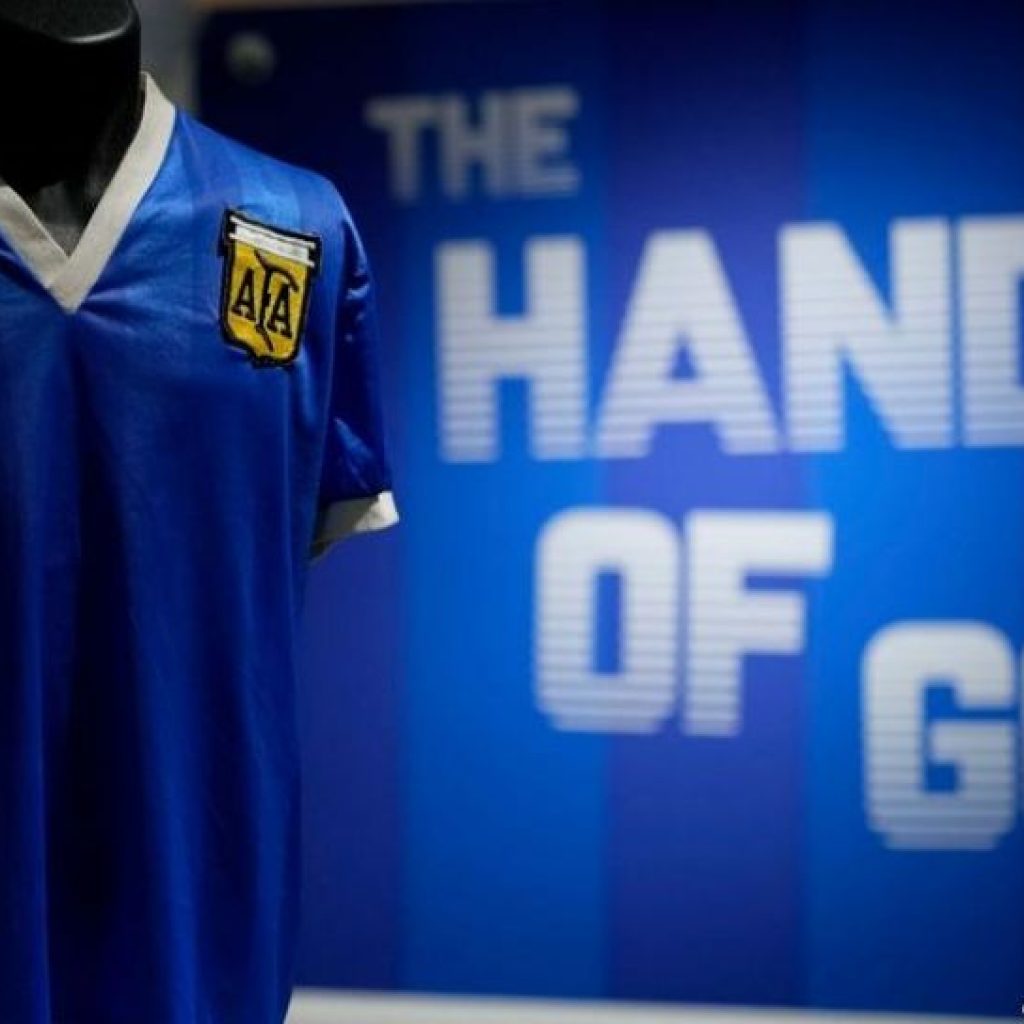 Kaus Bola Tangan Tuhan Maradona Terjual Seharga Rp137 Miliar