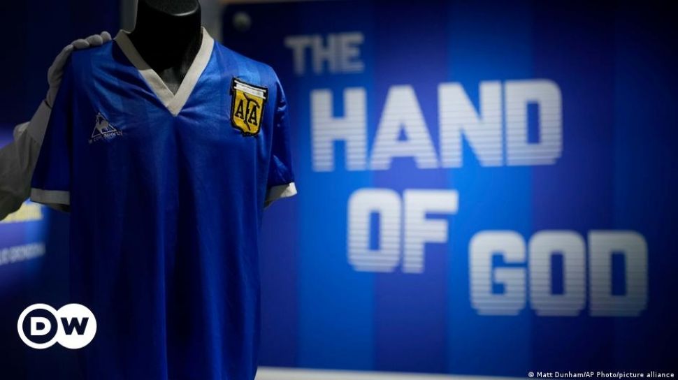 Kaus Bola Tangan Tuhan Maradona Terjual Seharga Rp137 Miliar