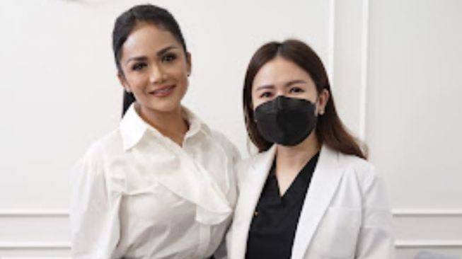 Krisdayanti bersama dr Tan Yuanita dari Klinik Dermapro Jakarta. [dokumentasi pribadi]
