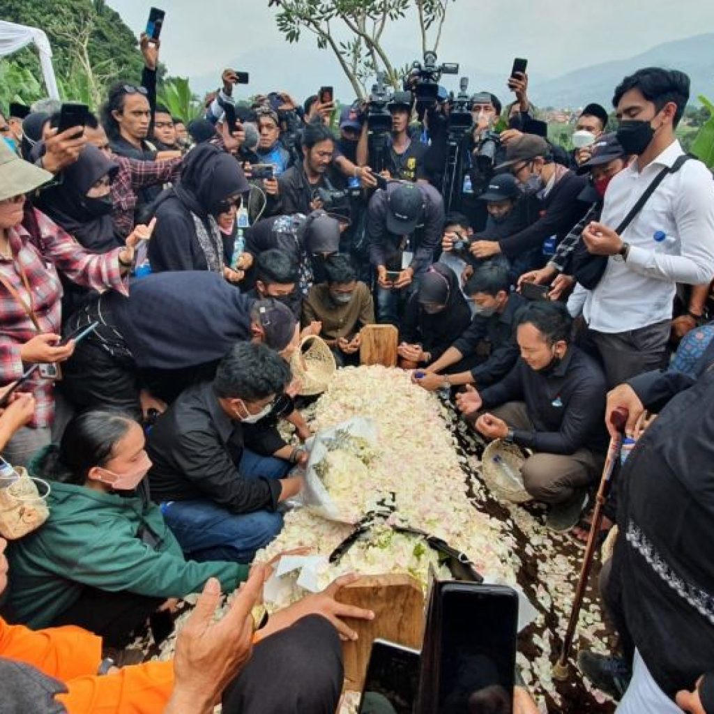 Sejumlah kerabat berdoa di makam Emmeril Kahn Mumtadz atau Eril di Islamic Center Baitul Ridwan di Desa Cimaung, Kabupaten Bandung, Jawa Barat, Senin (13/6).  [Suara.com/Tio]