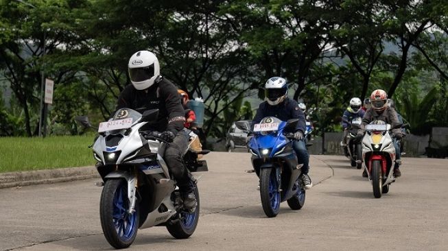 Cara berkendara sepeda motor sport fairing seperti bisa disimak di sini, menggunakan All-New Yamaha R15M Connected-ABS [Yamaha Indonesia].