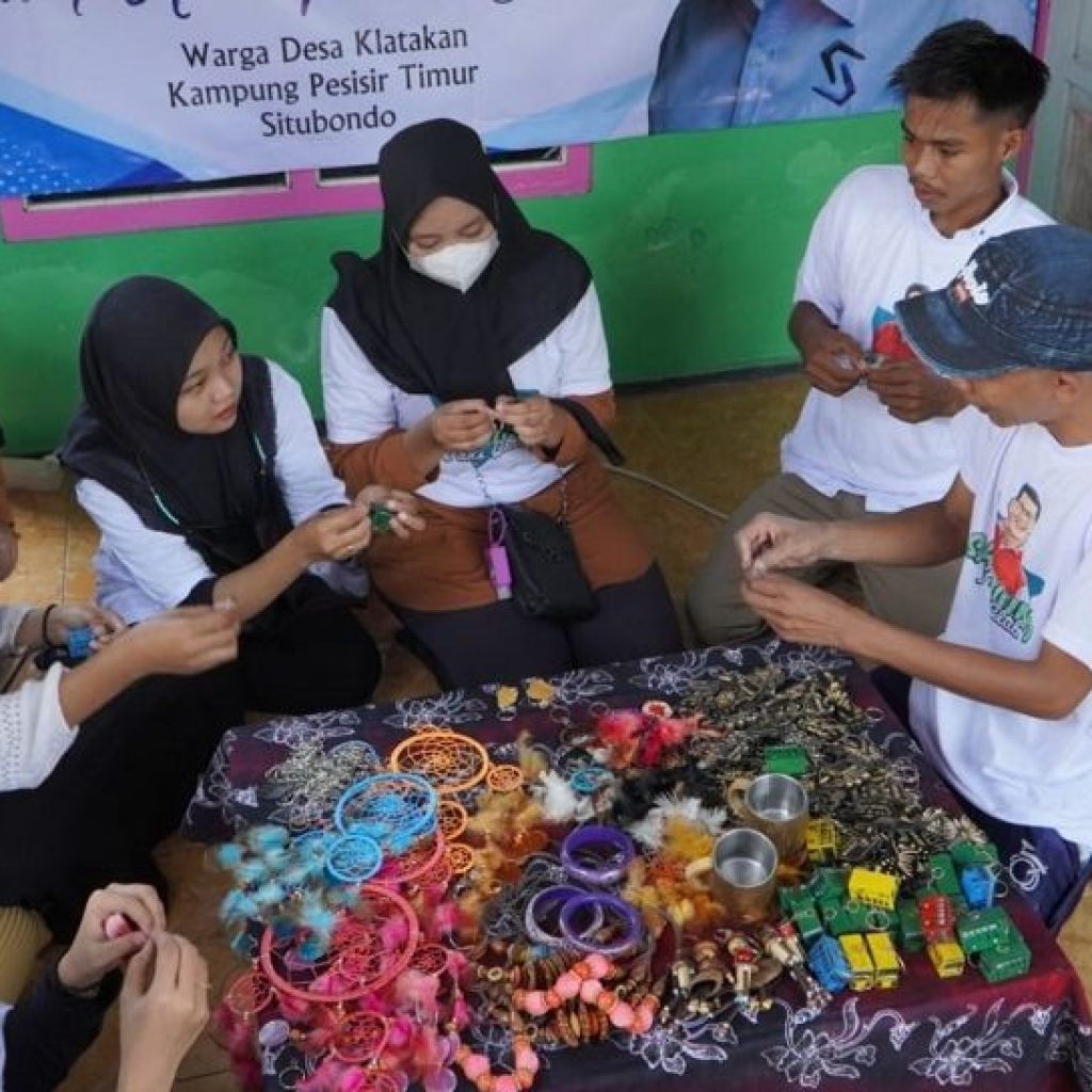 Kembangkan Ekonomi Kreatif, Relawan SandiUno Fans Club Situbondo Gelar Pelatihan Handy Craft