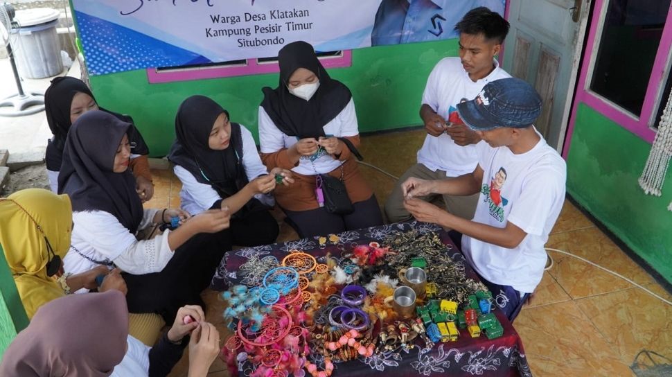 Kembangkan Ekonomi Kreatif, Relawan SandiUno Fans Club Situbondo Gelar Pelatihan Handy Craft