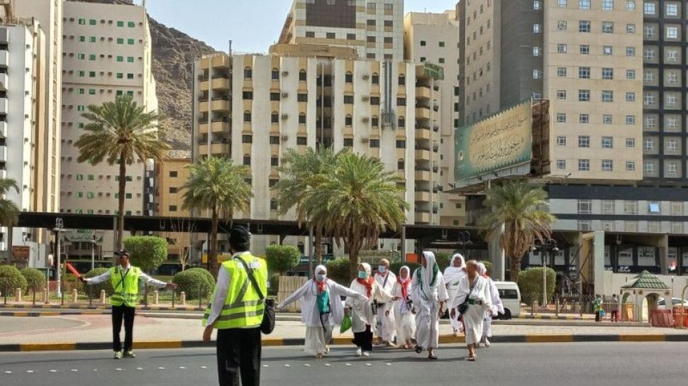 Petugas Disiagakan Bantu Jamaah Haji Indonesia Naik Bus Shalawat di Mekkah