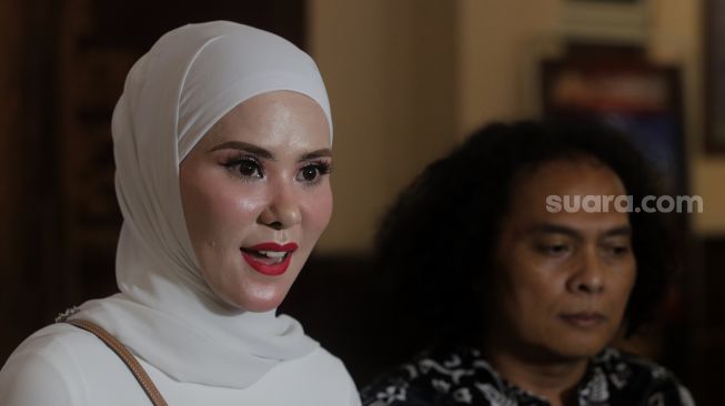 Aktris Angel Lelga memberikan keterangan pers di Polres Metro Jakarta Selatan, Kamis (2/6/2022). [Generalvekalat.org/Angga Budhiyanto]