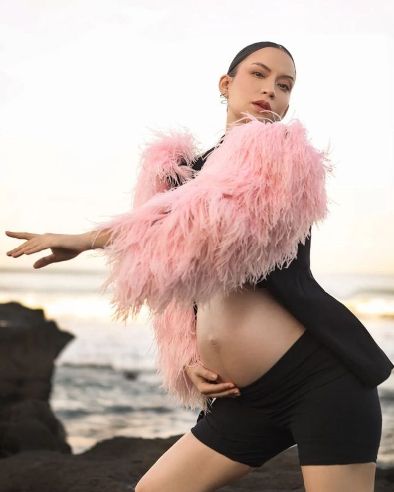 Potret Karina Nadila Pamer Baby Bump. (Instagram/karinadila8921)