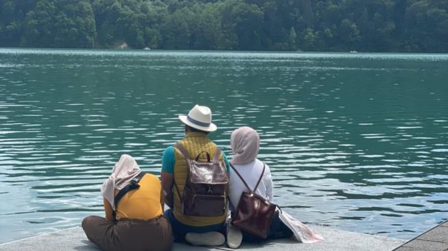 Ridwan Kamil bersama istri dana putrinya di Sungai Aare, Bern, Swiss. [Instagram]