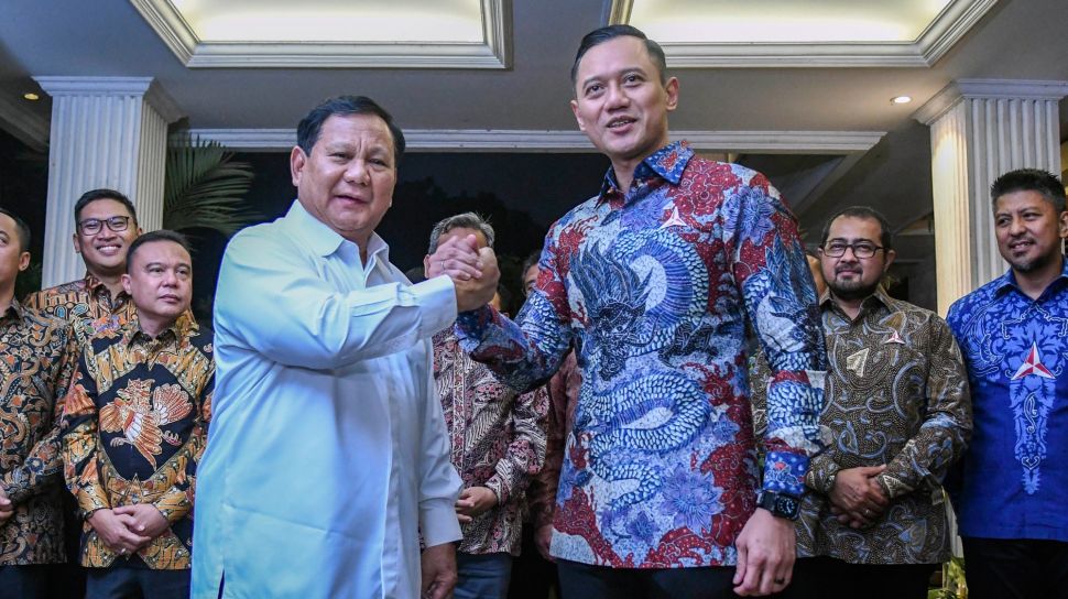Ketua Umum Partai Gerindra Prabowo Subianto (kiri) berjabat tangan dengan Ketua Umum Partai Demokrat Agus Harimurti Yudhoyono (kanan) usai melakukan pertemuan tertutup di Kertanegara, Jakarta, Jumat (24/6/2022). [ANTARA FOTO/Galih Pradipta/foc]