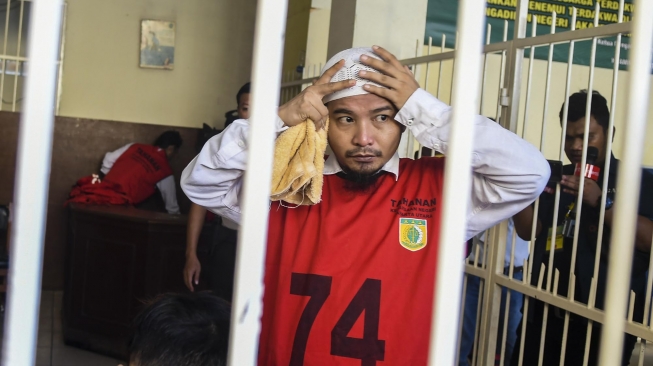 Terdakwa kasus penyalahgunaan narkoba Zul Zivilia bersiap untuk menjalani sidang putusan di Pengadilan Negeri Jakarta Utara, Rabu (18/12). [ANTARA FOTO/Galih Pradipta]