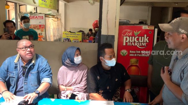 Razman Arif Nasution bersitegang dengan perwakilan kedai Kopi Johny di kawasan Kelapa Gading [Generalvekalat.org/Adiyoga Priyambodo]