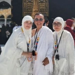Ayu Ting Ting Berhijab Rayakan Ultah Ayah Rozak di Mekkah, Pesonanya Dipuji: Adem Dipandang!