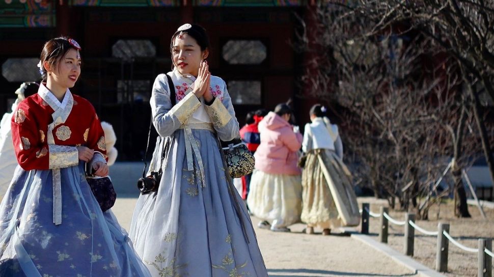 Tak Mau Ketinggalan, Influencer Korea Selatan Kenakan Hanbok untuk Ikuti Tren Baju Turun Naik