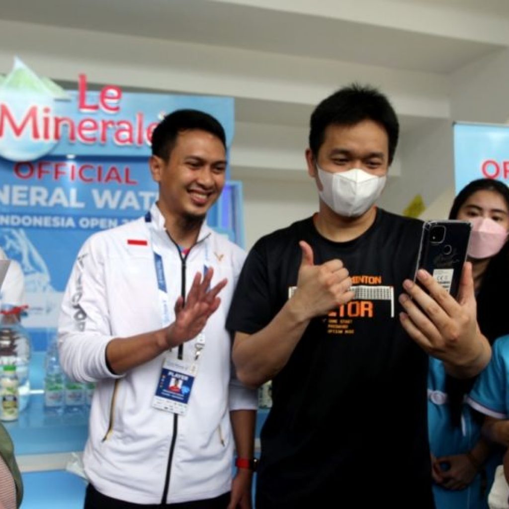 Tangis Badminton Lovers Usai Dipertemukan dengan Ahsan/Hendra di Indonesia Open 2022