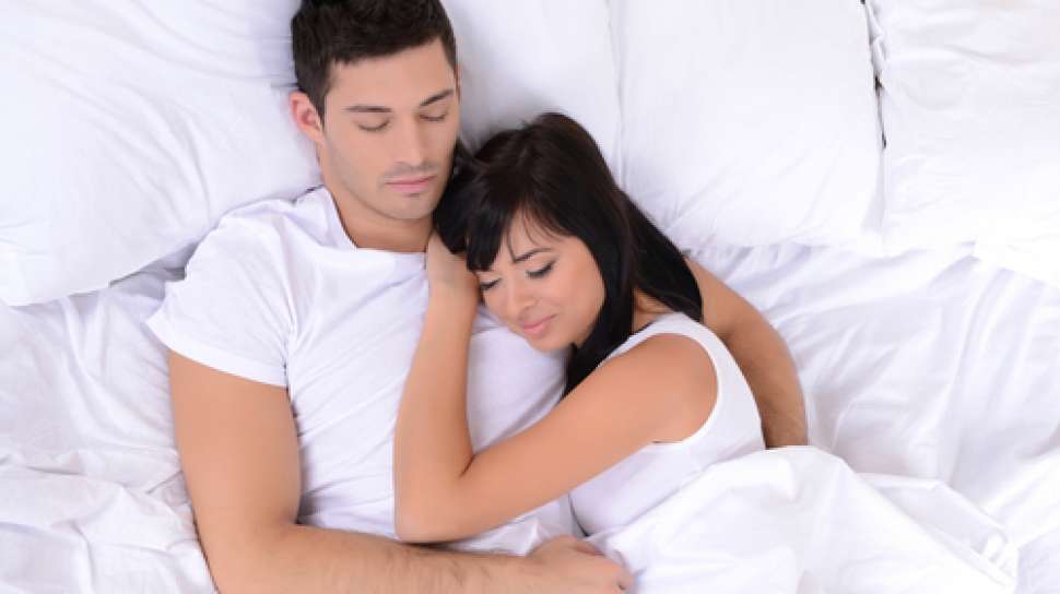 5 Hormon Baik Ini Akan Diproduksi Saat Anda Tidur Bersama Pasangan