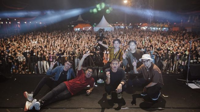 Juicy Luicy tampil di panggung Big Bang Fest Indonesia di Bandung di hari pertama Idul Fitri. [dokumentasi pribadi]