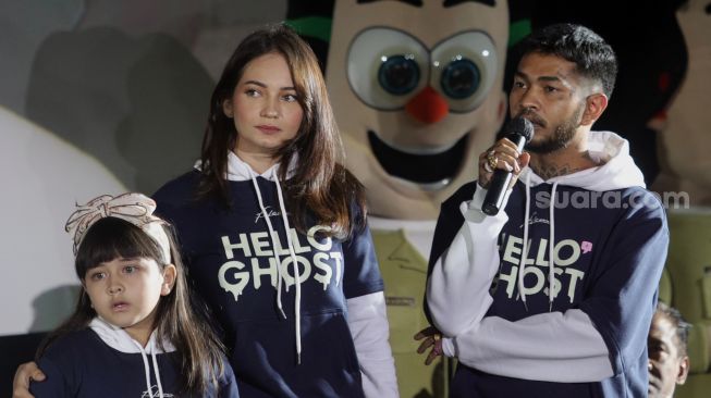 Pemain dalam film Hello Ghost Enzy Storia dan Onadio Leonardo ditemui dalam acara showcase pengenalan tujuh film Falcon Pictures di Epicentrum Walk, Jakarta, Kamis (14/4/2022). [Generalvekalat.org/Angga Budhiyanto]