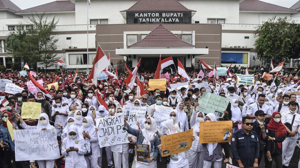 Ribuan Tenaga Kesehatan (Nakes) menggelar aksi unjuk rasa di kantor Bupati Tasikmalaya di Jalan Raya Bojongkoneng Kecamatan Singaparna, Jawa Barat, Kamis (14/7).  ANTARA FOTO/Adeng Bustomi